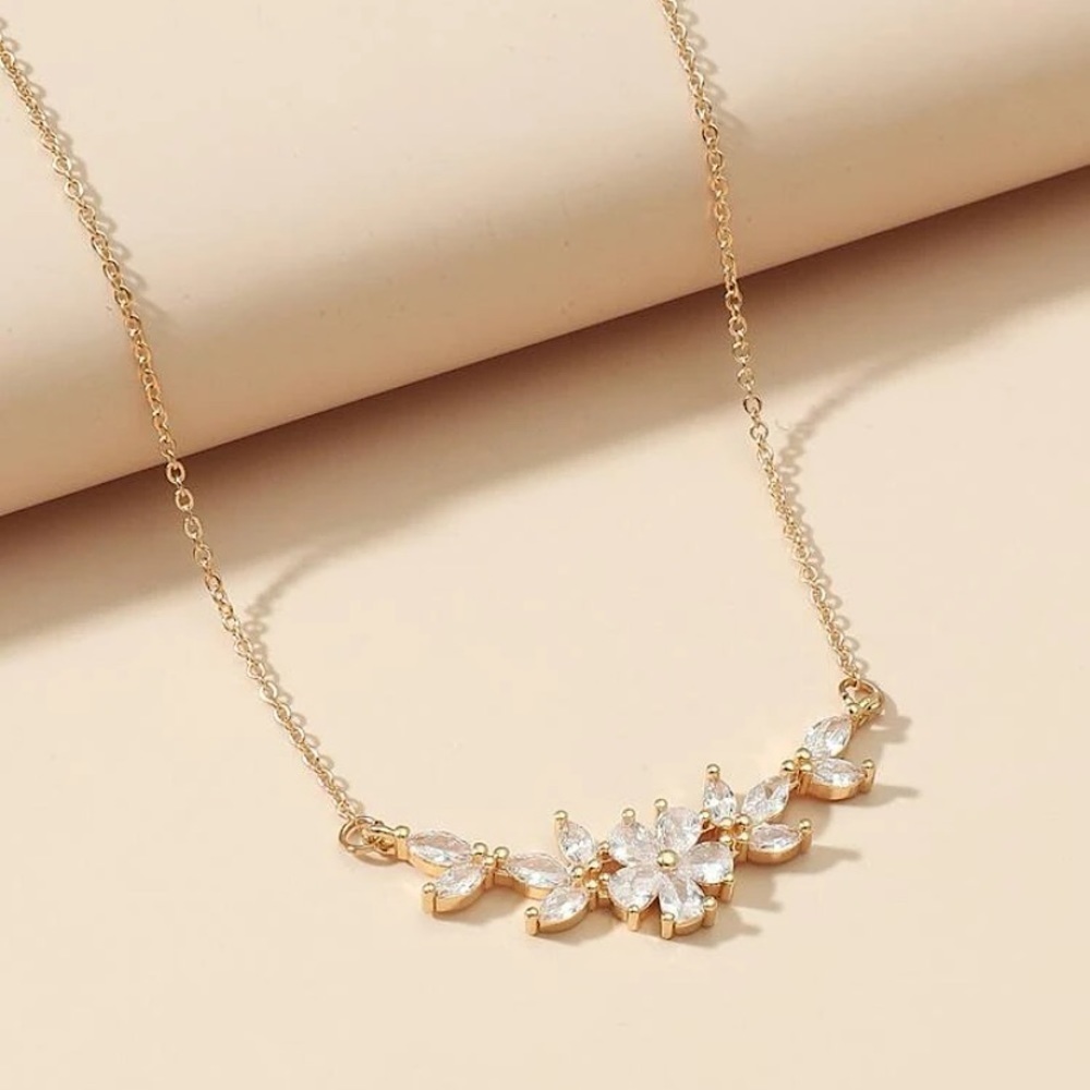 Gorgeous Zircon Flower Necklace - Picture 2 of 4